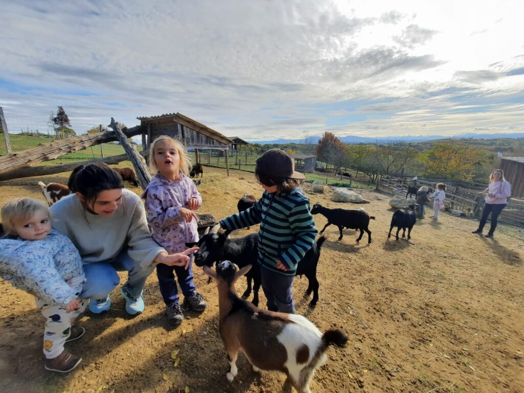 enfants dans la mini ferme